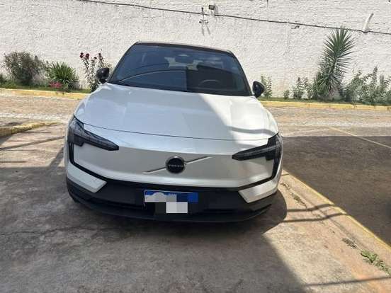 VOLVO-EX30-2025