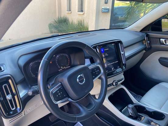 VOLVO-XC40-2020