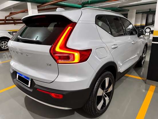 VOLVO-XC40-2020
