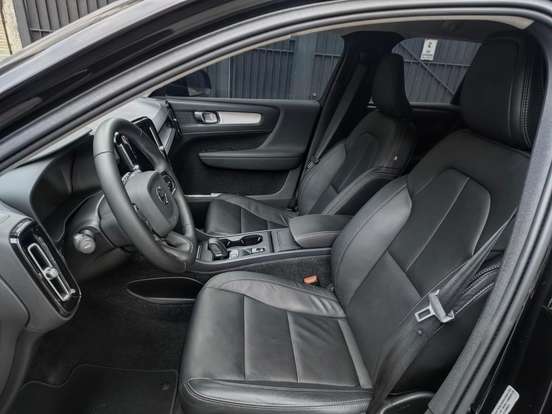 VOLVO-XC40-2020