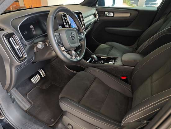 VOLVO-XC40-2022