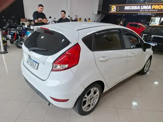 FORD-FIESTA-1.6 SE HATCH 16V FLEX 4P POWERSHIFT FORD-FIESTA-2015