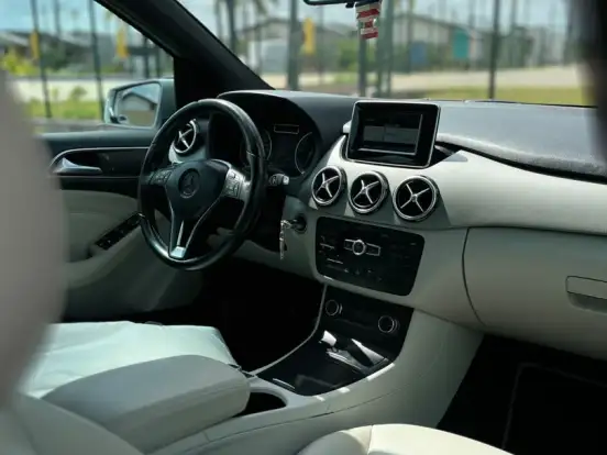 MERCEDES-BENZ-B 200-1.6 SPORT TURBO GASOLINA 4P AUTOMÁTICO MERCEDES-BENZ-B 200-2014