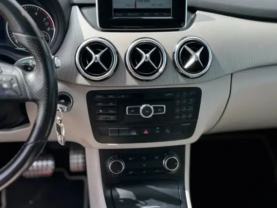 MERCEDES-BENZ-B 200-1.6 SPORT TURBO GASOLINA 4P AUTOMÁTICO MERCEDES-BENZ-B 200-2014