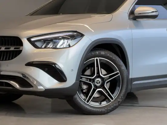 MERCEDES-BENZ-GLA 200-2025