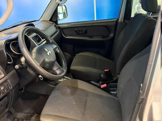 MITSUBISHI-PAJERO TR4-2.0 4X4 16V 140CV FLEX 4P AUTOMÁTICO MITSUBISHI-PAJERO TR4-2011