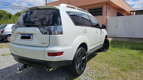 MITSUBISHI-OUTLANDER-2010