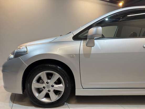 NISSAN-TIIDA-2012