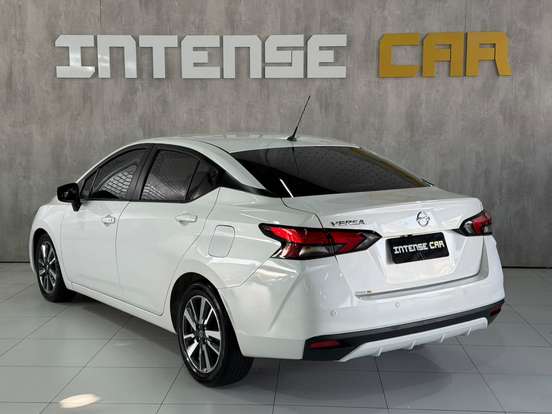 NISSAN-VERSA-2021