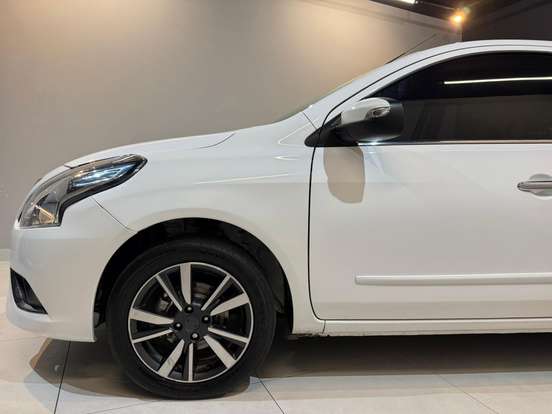NISSAN-VERSA-2019