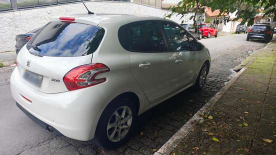 PEUGEOT-208-2015