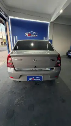 RENAULT-LOGAN-2011