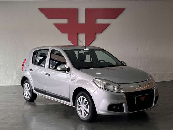 RENAULT-SANDERO-2013