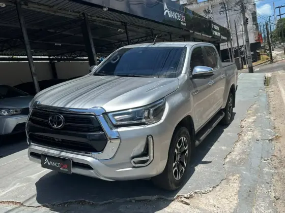 TOYOTA HILUX 2.8 D-4D TURBO DIESEL CD SRX 4X4 AUTOMÁTICO