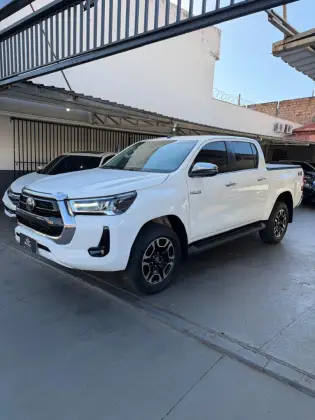 TOYOTA HILUX 2.8 D-4D TURBO DIESEL CD SRX 4X4 AUTOMÁTICO