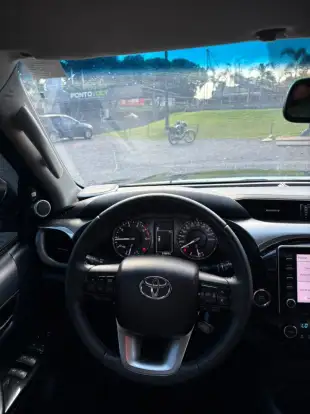 TOYOTA-HILUX-2021