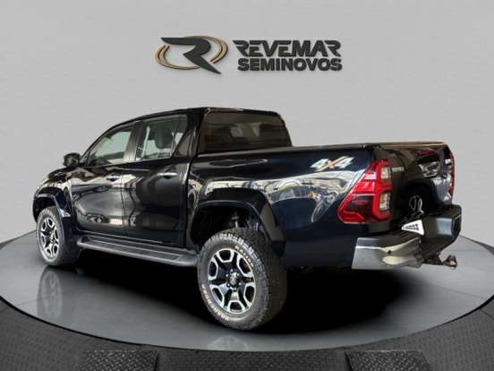 TOYOTA-HILUX-2023