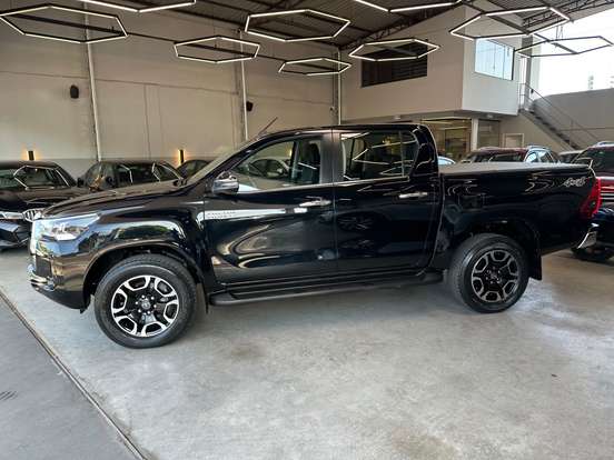 TOYOTA-HILUX-2.8 D-4D TURBO DIESEL CD SRX 4X4 AUTOMÁTICO TOYOTA-HILUX-2023