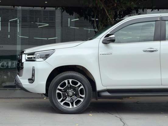 TOYOTA-HILUX-2.8 D-4D TURBO DIESEL CD SRX 4X4 AUTOMÁTICO TOYOTA-HILUX-2025