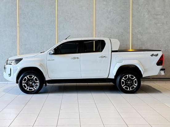 TOYOTA-HILUX-2023