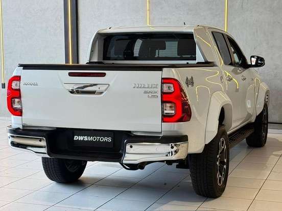 TOYOTA-HILUX-2023