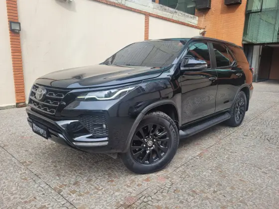 TOYOTA HILUX SW4 2.8 D-4D TURBO DIESEL SRX 7L 4X4 AUTOMÁTICO