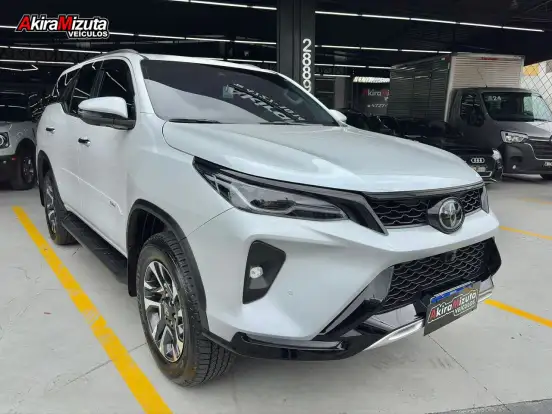 TOYOTA-HILUX SW4-2024