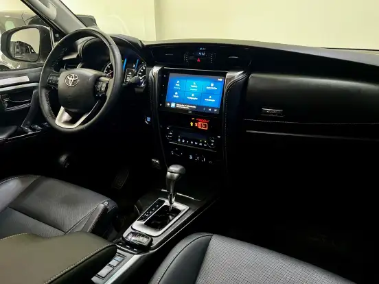 TOYOTA-HILUX SW4-2025