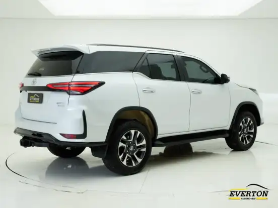 TOYOTA-HILUX SW4-2024
