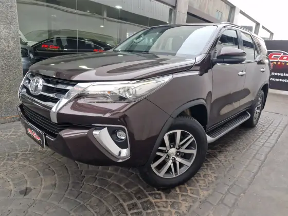 TOYOTA HILUX SW4 2.8 SRX 4X4 7 LUGARES 16V TURBO INTERCOOLER DIESEL 4P AUTOMÁTICO