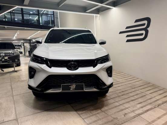 TOYOTA-HILUX SW4-2024
