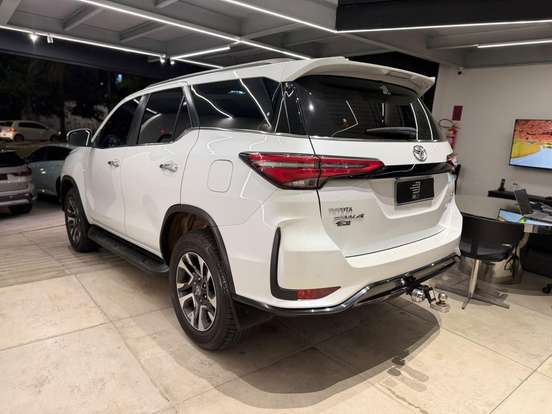 TOYOTA-HILUX SW4-2024