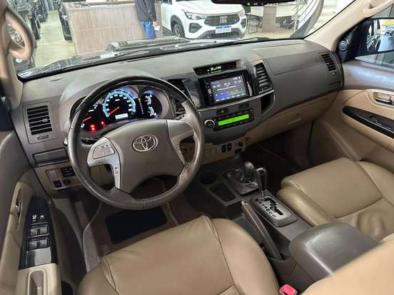 TOYOTA-HILUX SW4-2011