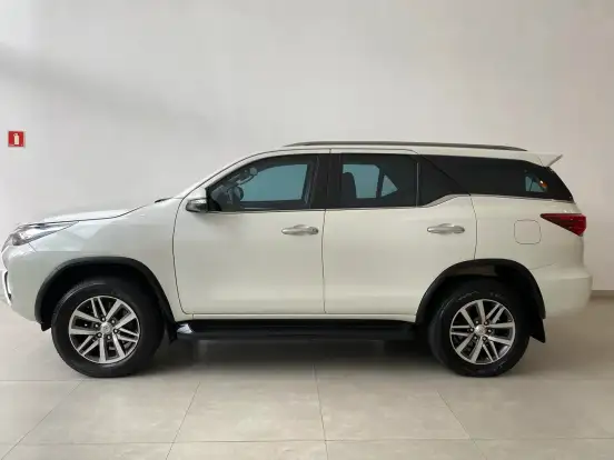 TOYOTA-HILUX SW4-2017