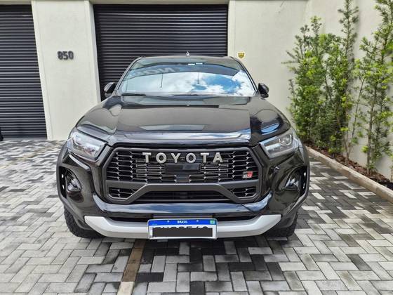 TOYOTA HILUX 2.8 D-4D TURBO DIESEL CD GR-S 4X4 AUTOMÁTICO