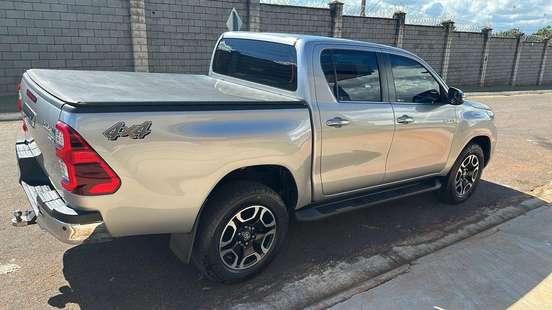 TOYOTA-HILUX-2.8 D-4D TURBO DIESEL CD SRX 4X4 AUTOMÁTICO TOYOTA-HILUX-2022