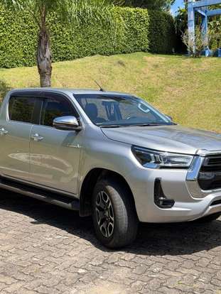 TOYOTA-HILUX-2023