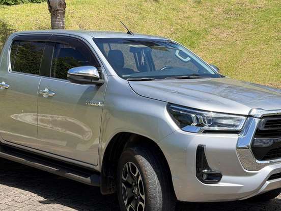 TOYOTA-HILUX-2.8 D-4D TURBO DIESEL CD SRX LIMITED 4X4 AUTOMÁTICO TOYOTA-HILUX-2023
