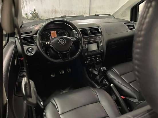 VOLKSWAGEN-CROSSFOX-2015