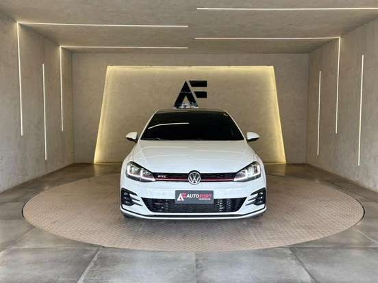 VOLKSWAGEN-GOLF-2015