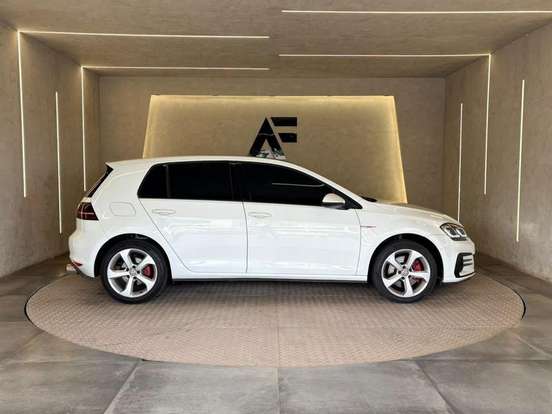 VOLKSWAGEN-GOLF-2015