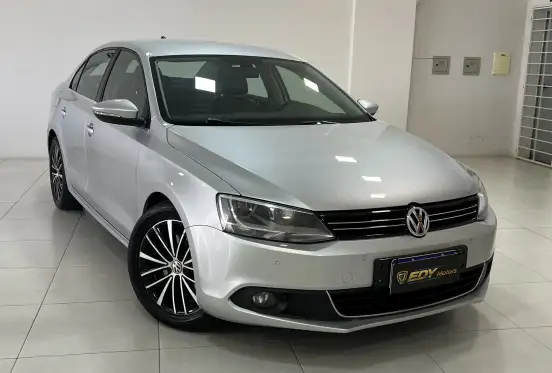 VOLKSWAGEN-JETTA-2012
