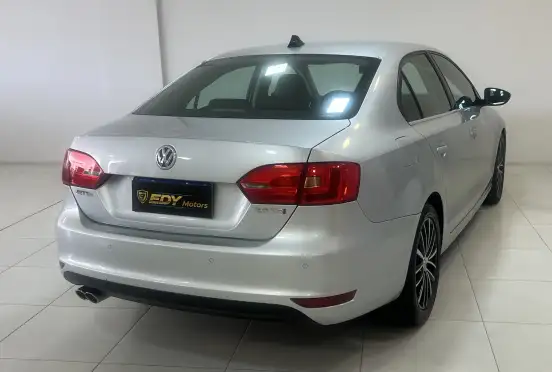 VOLKSWAGEN-JETTA-2012