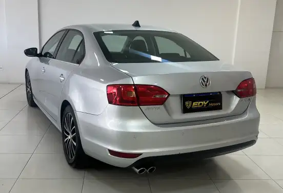 VOLKSWAGEN-JETTA-2012