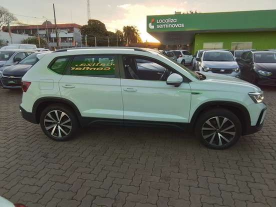 VOLKSWAGEN-TAOS-2023