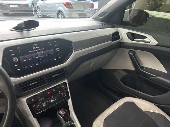 VOLKSWAGEN-T-CROSS-2019