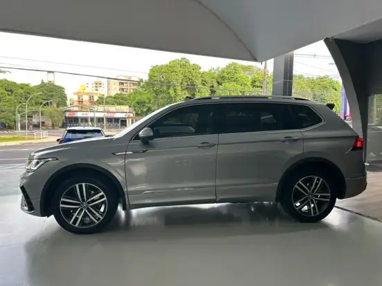 VOLKSWAGEN-TIGUAN-2.0 300 TSI GASOLINA ALLSPACE R-LINE AUTOMÁTICO VOLKSWAGEN-TIGUAN-2024