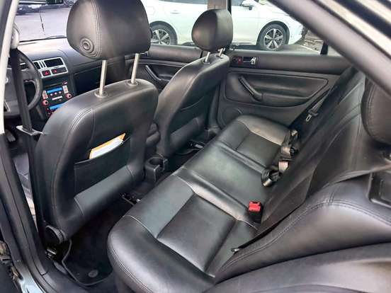 VOLKSWAGEN-BORA-2.0 MI 8V GASOLINA 4P TIPTRONIC VOLKSWAGEN-BORA-2008