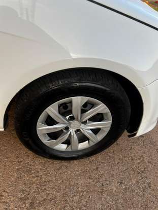 VOLKSWAGEN-VOYAGE-1.6 MI 8V FLEX 4P MANUAL VOLKSWAGEN-VOYAGE-2013