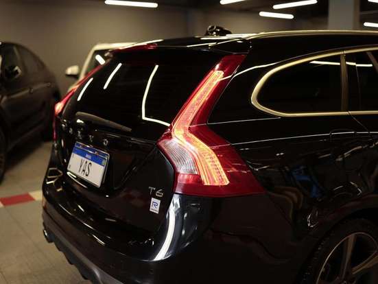 VOLVO-V60-2.0 T6 R DESIGN TURBO GASOLINA 4P AUTOMÁTICO VOLVO-V60-2015